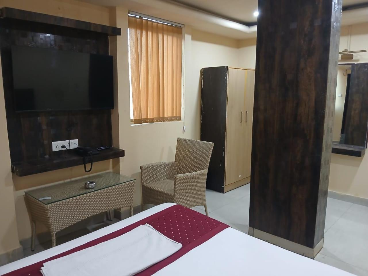 Blossoms Room Holiday Inn- Lakdikapul Hyderabad Exterior photo