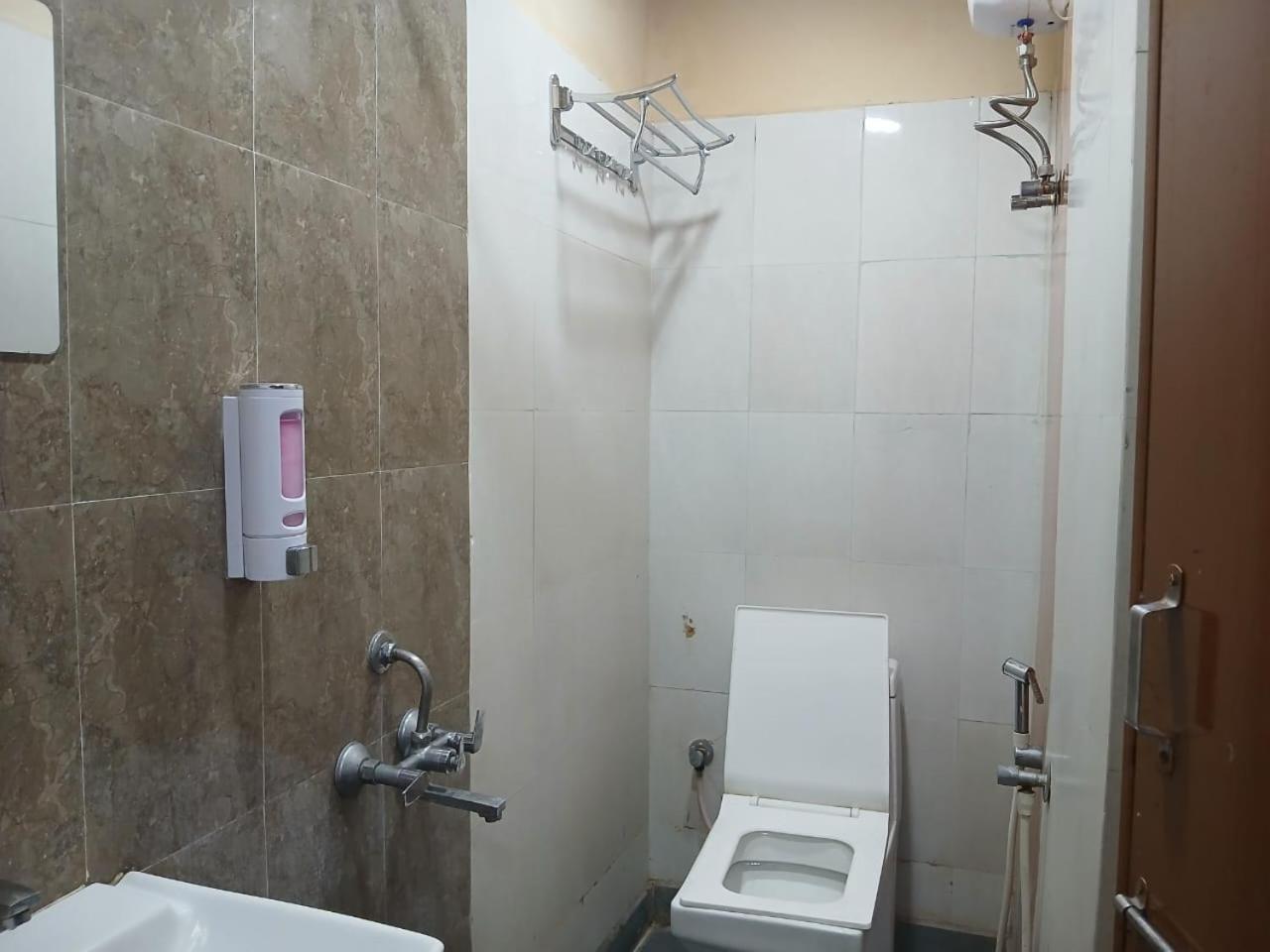 Blossoms Room Holiday Inn- Lakdikapul Hyderabad Exterior photo
