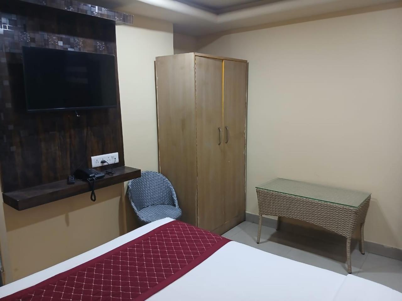 Blossoms Room Holiday Inn- Lakdikapul Hyderabad Exterior photo